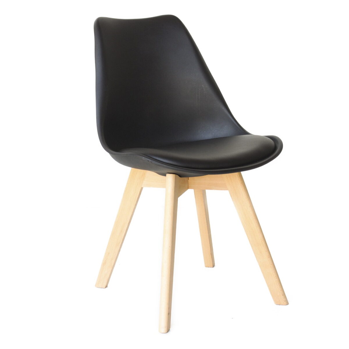 Scaun Jerry~Black Descoperă scaunul Jerry Black, o piesă modernă de mobilă pentru birou, cu corp din plastic rezistent și picioare din lemn. Ușor de curățat și perfect pentru confort, acest scaun combină eleganța cu durabilitatea, aducând un plus de stil în orice spațiu.