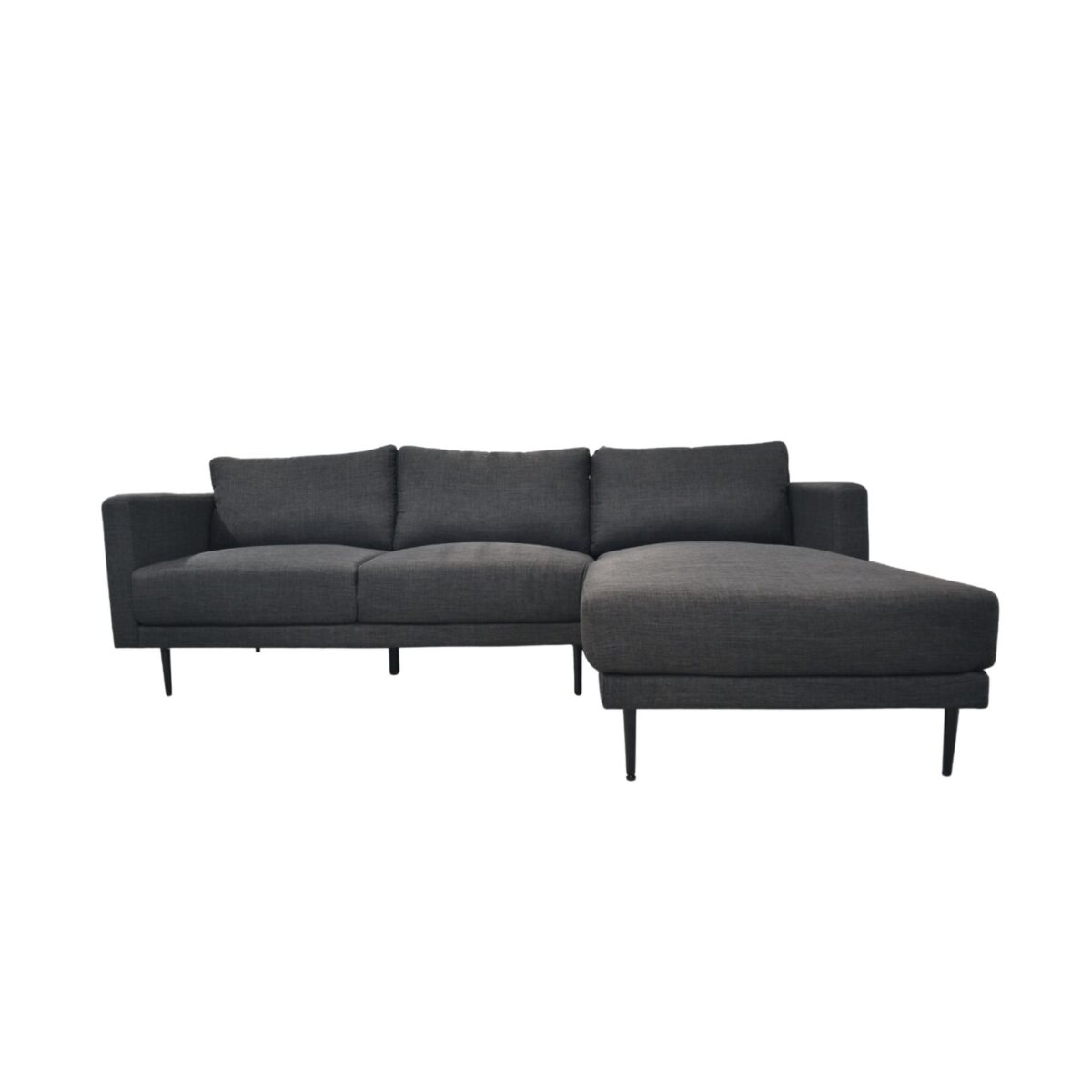 Canapea Era Dreapta Dark-Grey Descoperiți canapeaua Era Dreapta Dark-Grey, o canapea modernă și confortabilă, ideală pentru 3-4 persoane. Perfectă pentru living, cu pernuțe detașabile și piciorușe metalice, această canapea tip colțar adaugă un plus de stil și confort oricărui spațiu.