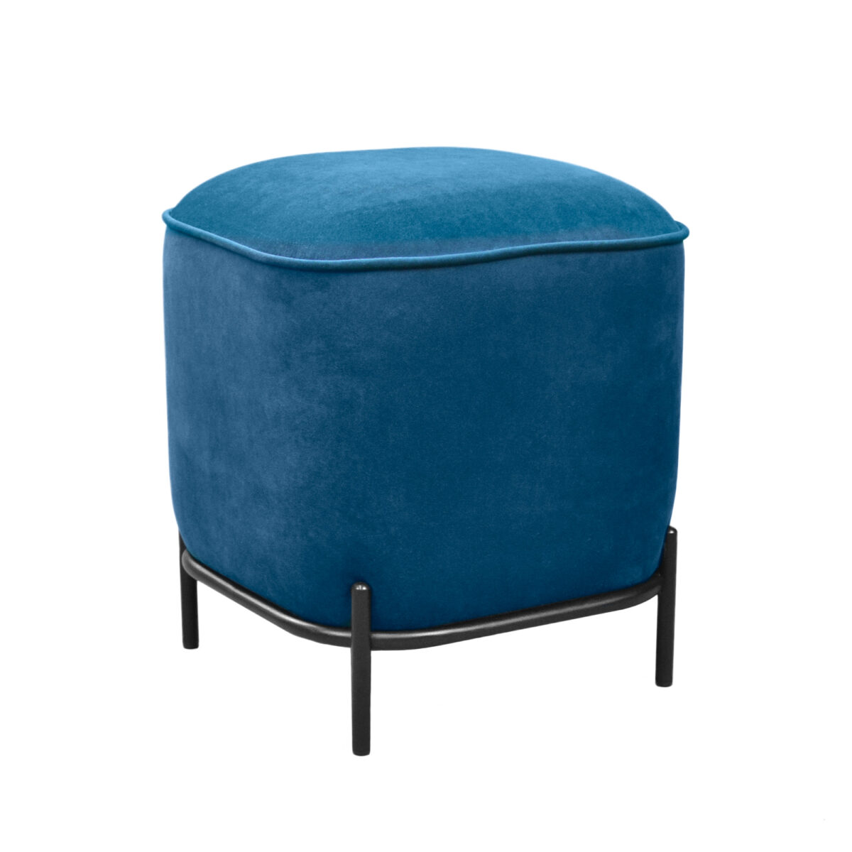 Banchetă Hippo Blue Descoperă Bancheta Hippo Blue, un taburet modern și confortabil, perfect pentru livingul tău! Fabricat din metal rezistent și tapițat în catifea, oferă eleganță și versatilitate. Alege dintr-o gamă variată de culori pentru a complementa decorul interior.