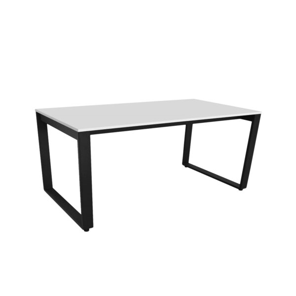 Masă Birou cu TRAVERSĂ 150×68 Descoperiți masa de birou cu TRAVERSĂ 150×68, ideală pentru birouri moderne și ergonomice. Designul său elegant, cu cadru metalic negru și blat din PAL melaminat, se adaptează perfect oricărui interior. Alegeți dintr-o varietate de culori pentru a se potrivi stilului dumneavoastră!