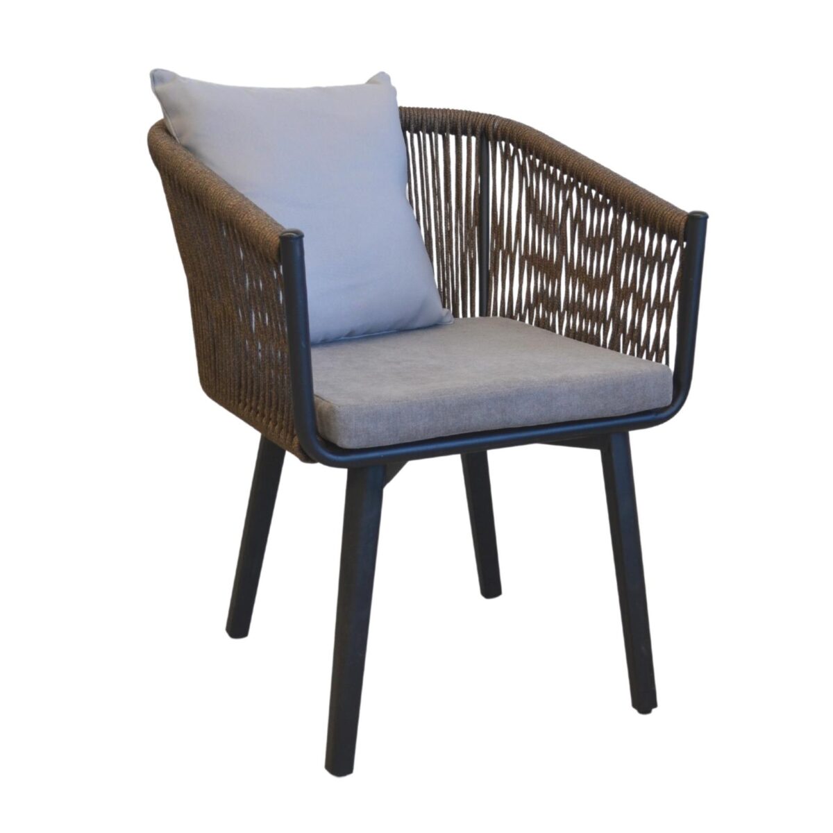 Scaun Terasă Tulip Brown Transformați-vă terasa într-un spațiu confortabil și elegant cu scaunul Tulip Brown. Ideal pentru mobilierul Horeca și grădină, acest scaun durabil, din stofă hidrofobă, susține până la 150 kg. Înălțimea șezutului de 48 cm asigură confortul perfect pentru momente relaxante în aer liber.