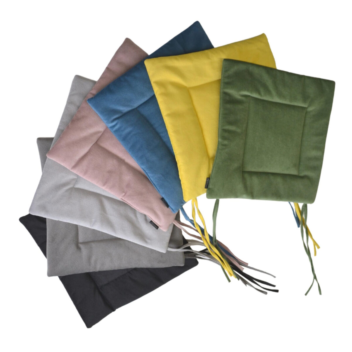 Perna Cu Șireturi Scaun Îmbunătățește confortul scaunelor tale cu perna cu șireturi, disponibilă în culori vibrante precum galben, verde, albastru, gri, roz și negru. Cu o lățime de 40 cm și o grosime de 2 cm, acest accesoriu esențial pentru mobilă living adaugă stil și confort.