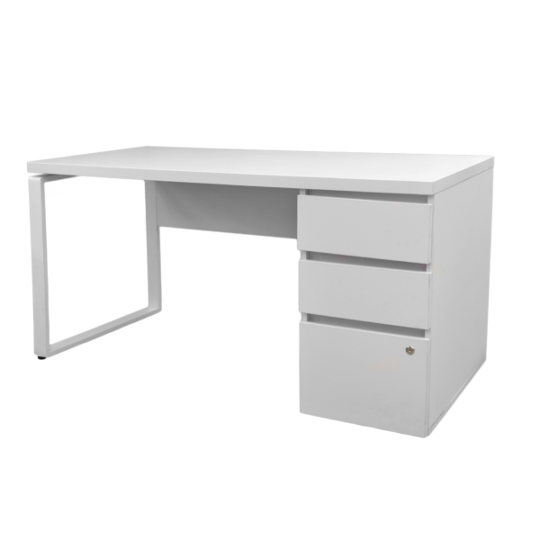 Masa Urban+Box Încorporat White 1500×680 (Box partea dreaptă) Descoperă masa Urban+Box încorporat White, ideală pentru un birou modern. Cu dimensiuni de 1500×680 mm, 3 sertare, blat din PAL melaminat de 36 mm și piciorușe ajustabile, aceasta combină funcționalitatea cu eleganța pentru un spațiu de lucru ergonomic.