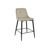 Scaun Bar Clasic Small Beige+Black Legs Descoperă scaunul de bar Clasic Small Beige cu picioare negre, perfect pentru bucătăria ta! Cu un design elegant și tapițerie din catifea moale, acest scaun înalt oferă confort și stil. Fabricat din metal vopsit și placaj, rezistă până la 150 kg. Alege cel mai bun decor pentru zona de bar!