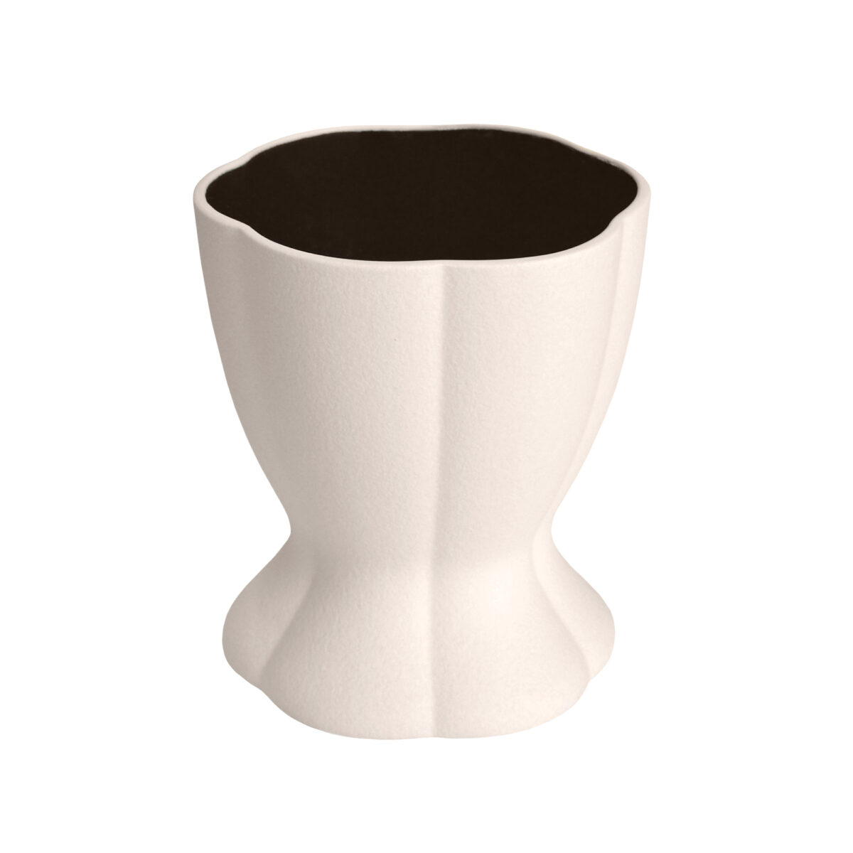 Vază CREAM MULTI-PETAL Descoperă vaza decorativă CREAM MULTI-PETAL, o piesă unică de mobilier pentru birou, camere de copii și living. Realizată din ceramică de calitate, cu un design elegant și subtil inspirat de flori, aceasta adaugă un aer rafinat oricărui decor. Transformă-ți spațiul cu rafinament!