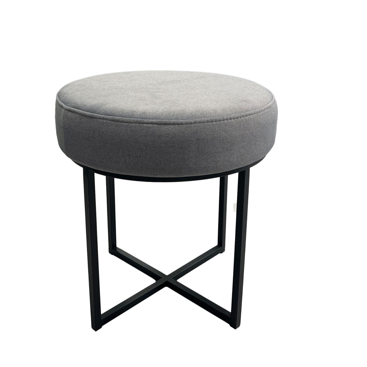 Taburet HUGO Descoperă taburetul HUGO, un element de confort esențial pentru livingul tău! Fabricat cu un cadru din metal și tapițat în catifea delicată, acest taburet compact de 45 cm înălțime îți oferă flexibilitate și stil. Alege dintr-o gamă variată de culori și texturi!