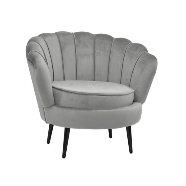 Fotoliu Maggie Grey Black Descoperă fotoliul Maggie Grey Black, un mobilier elegant și rafinat, perfect pentru fiecare încăpere. Tapițat cu catifea moale, acest fotoliu oferă confort și susținere optimă, aducând un strop de lux în decorul tău. Ideal pentru stiluri variate, din clasic în modern.