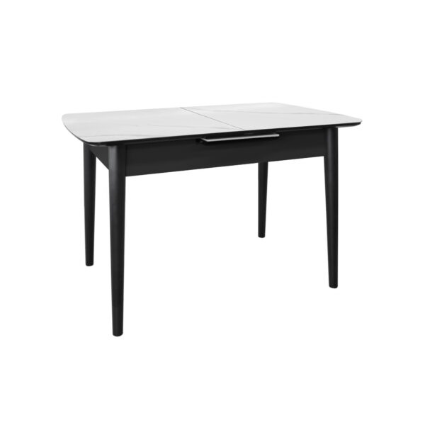 Masa Granna White +Black Legs Descoperă masa extensibilă Granna White cu picioare negre, ideală pentru birou și întâlniri cu prietenii. Cu un design modern și blat din ceramică, această masă elegantă și durabilă se adaptează perfect nevoilor tale. Lungime ajustabilă de la 120 cm la 150 cm!