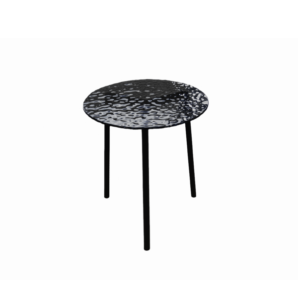 Masa Cafea Lulu Descoperiți masa de cafea Lulu Mini – o piesă elegantă și funcțională, perfectă pentru orice interior sofisticat. Blatul din sticlă securizată cu ondulații fine adaugă un efect vizual rafinat, iar cadrul metalic asigură stabilitate. Compactă și stilată, Lulu Mini este alegerea ideală pentru living, dormitor sau colțuri de relaxare.