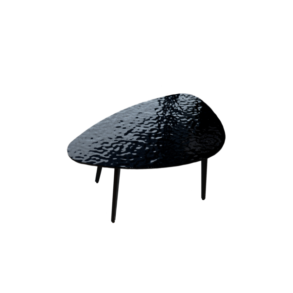 Masa Cafea Travis Mini Descoperiți Masa de Cafea Travis Mini – compactă și elegantă, ideală pentru spații mici. Blatul din sticlă securizată cu design unic și cadru metalic robust o fac perfectă pentru camere cu decor minimalist. Piciorușele reglabile și dimensiunile ideale adaugă stil și funcționalitate oricărui spațiu.