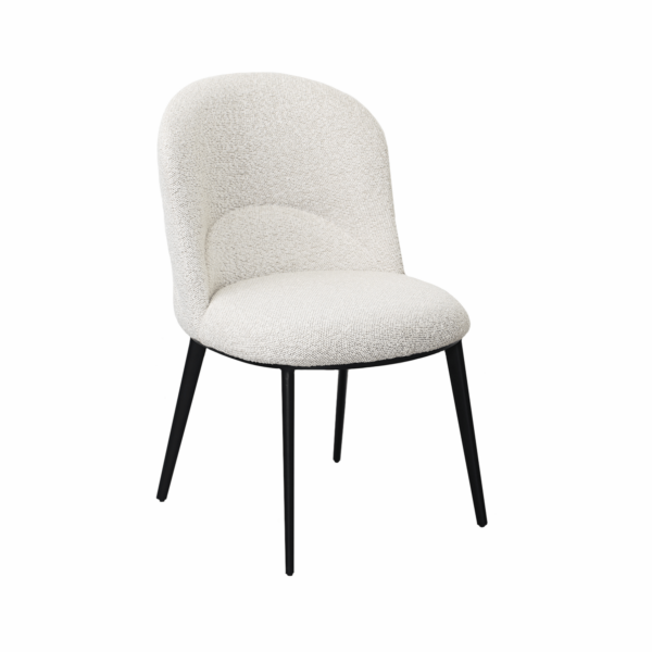 Scaun Chloe Beige K40 + Black Legs Adaugă eleganță și confort oricărui spațiu cu scaunul Chloe. Cu un design ergonomic și tapițerie din stofă, oferă susținere optimă și se integrează perfect în livinguri moderne, zone de dining sau birouri. Ideal pentru un ambient relaxant și stilat!