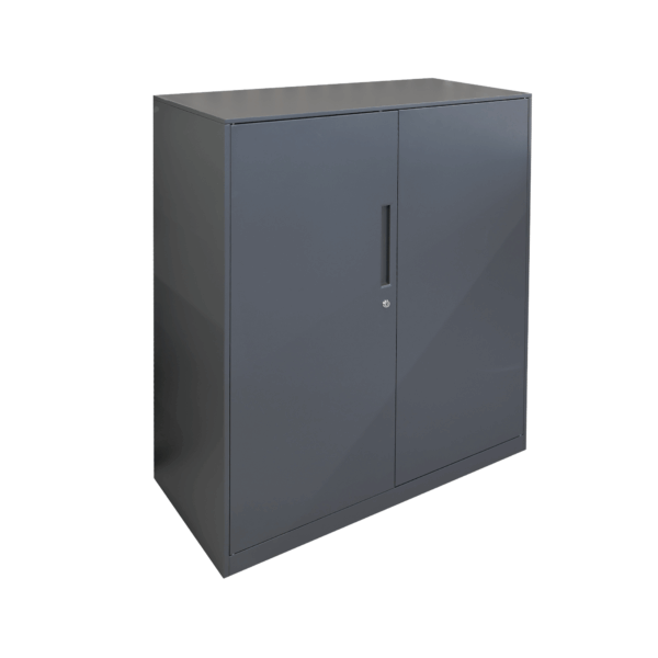 Dulap Birou Velo~White (716A) + Grey (7032) Dulapul pentru birou Doral este o piesă practică și rezistentă, realizată din metal vopsit în câmp electrostatic, cu dimensiuni de 90x40x109 cm și trei rafturi spațioase (25/32/38 cm), fiind ideal pentru birouri moderne datorită designului compact, culorii sobre și funcționalității excelente în organizarea eficientă a documentelor și obiectelor de uz zilnic.