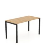 Masa Birou Saga 1380×680 Descoperă masa de birou Kube, în stil Loft/Industrial, cu un cadru metalic sudat, blat din PAL melaminat de 18 mm, tălpi ajustabile pentru stabilitate și dimensiuni generoase (138x68x75 cm), fiind un produs Decoprim durabil și modern.